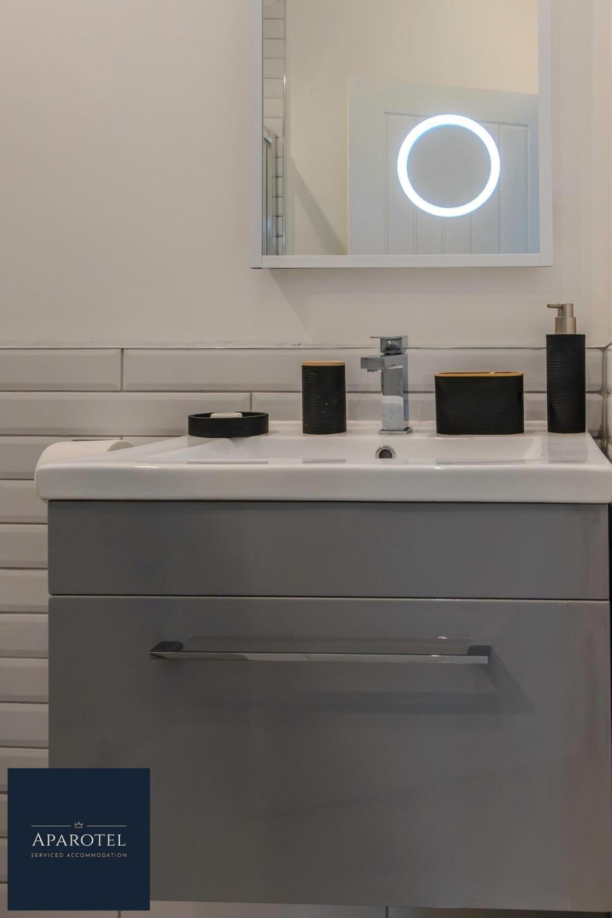 Aparotel Serviced Apartments - Stonehenge, Amesbury Town Centre Rom bilde